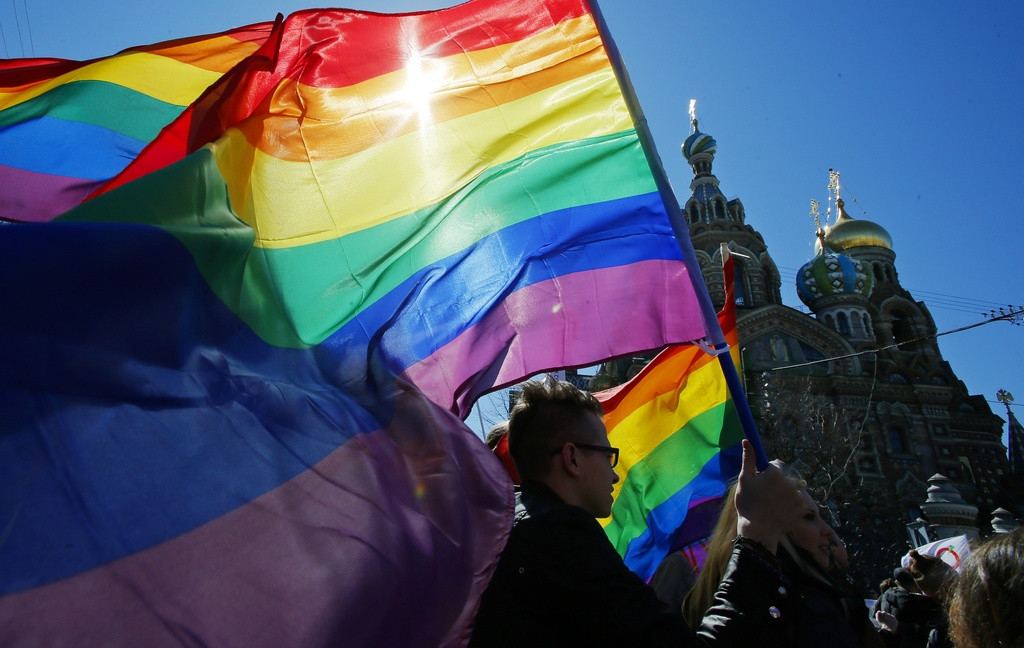 Un activiste brandit un drapeau LGBT à Saint Pétersbourg en 2013