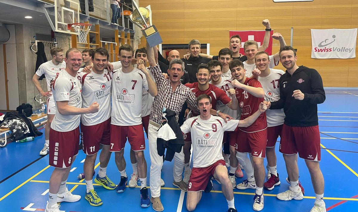 L’équipe de SSO fête son titre. Le président Car Infante exhibe le trophée et Robin Rey (à l’extrême droite) a le triomphe paisible.