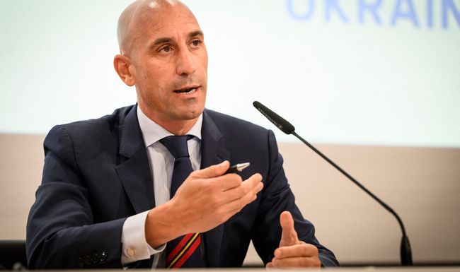Luis Rubiales est critiqué de toutes parts pour l’affaire du baiser forcé.