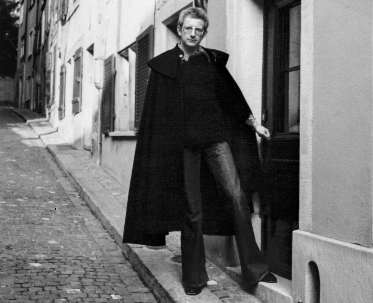 Federico Angst, l'auteur de «Mars» sous le pseudonyme de Fritz Zorn, en 1974, devant son appartement à Zurich.   