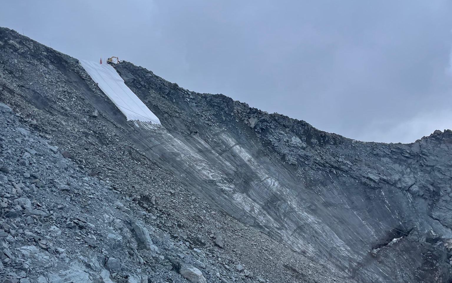Cette bâche recouvre une partie du glacier du Mont-Fort (VS). 