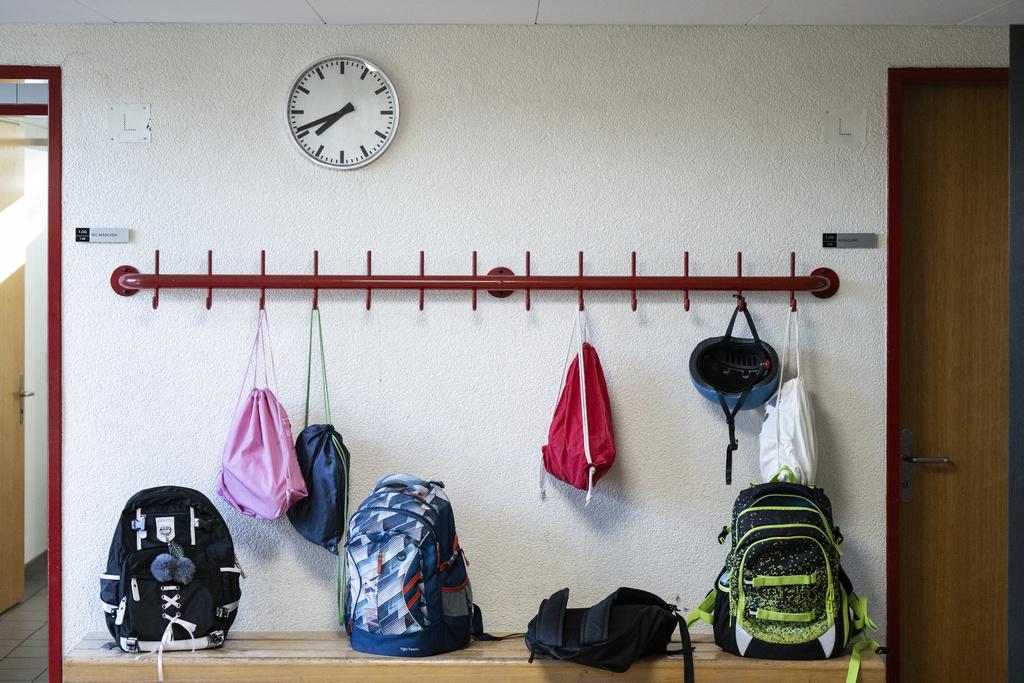 Sacs à dos accrochés à un porte-manteau lors du premier jour d'école à Neufeld, Thun, le 14 août 2023.