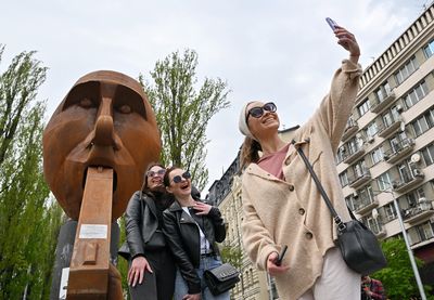 Kiev flingue Poutine avec une statue