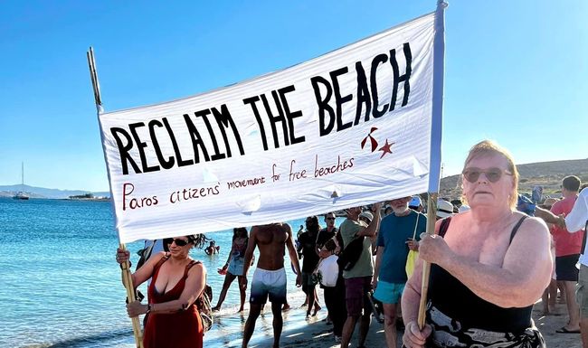 Eine «Badtüechli-Bewegung» setzt sich auf griechischen Inseln für den Erhalt freier Strände ein. Neben Paros bildete sich solche Bewegungen auch auf Inseln wie Naxos und Rhodos.