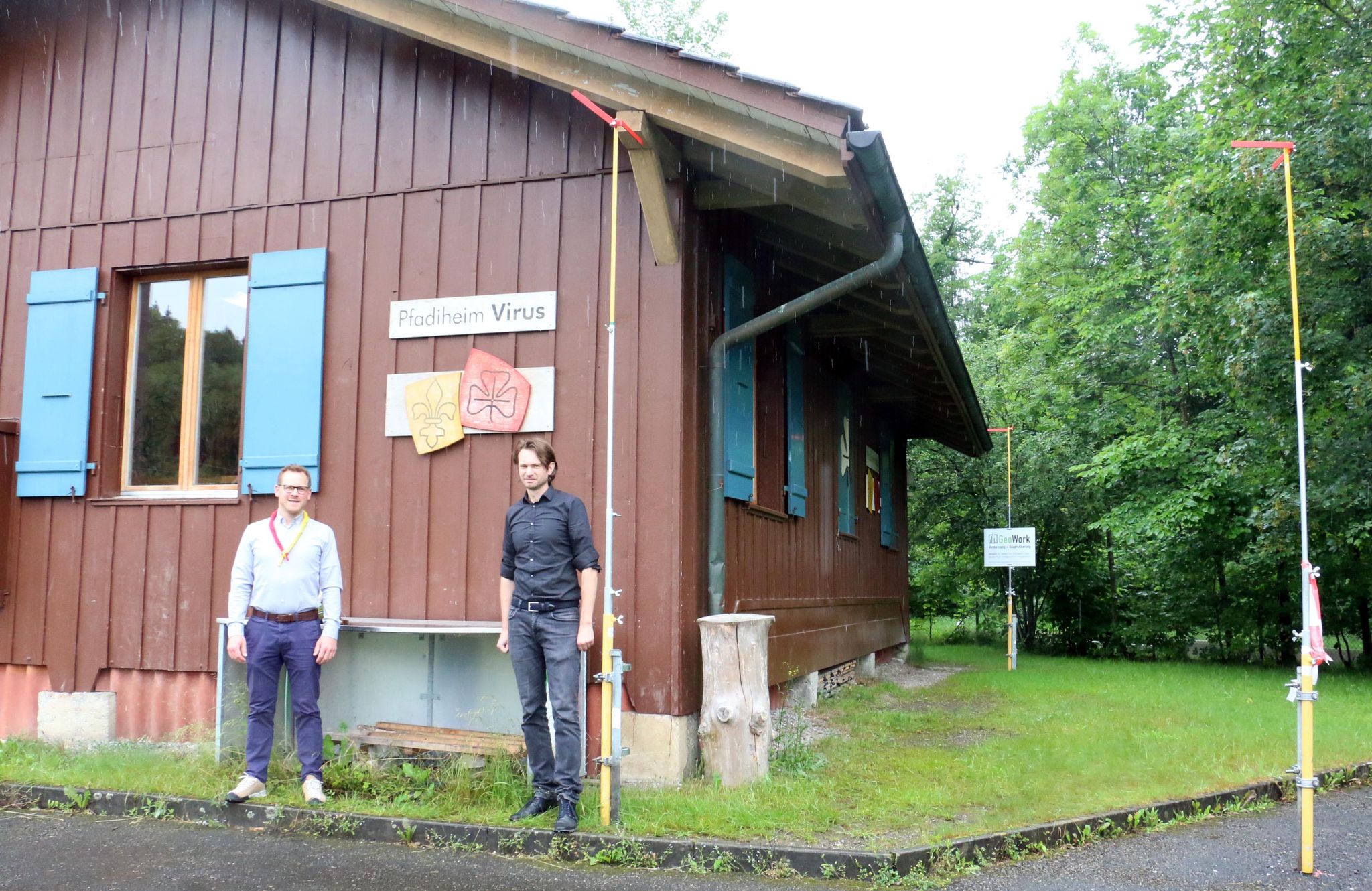 Daniel Spengler, Präsident der Heimgenossenschaft (links), und der planende Architekt Claudius Straubhaar vor dem Pfadiheim in Allmendingen, wo die Profile für den Neubau stehen.