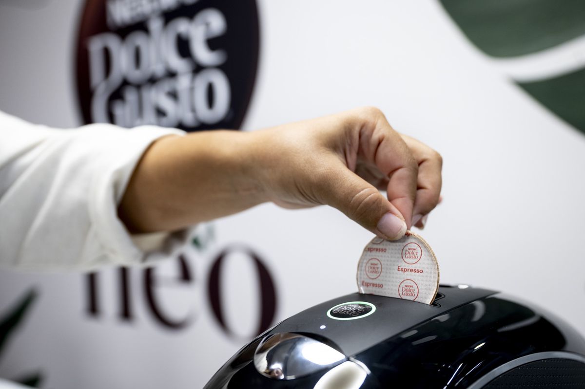 Nestlé présentait à la presse son système Neo et ses capsules en papier. Compostables, elles sont l’un des éléments d’un cahier des charges exigeant sur le plan environnemental.
