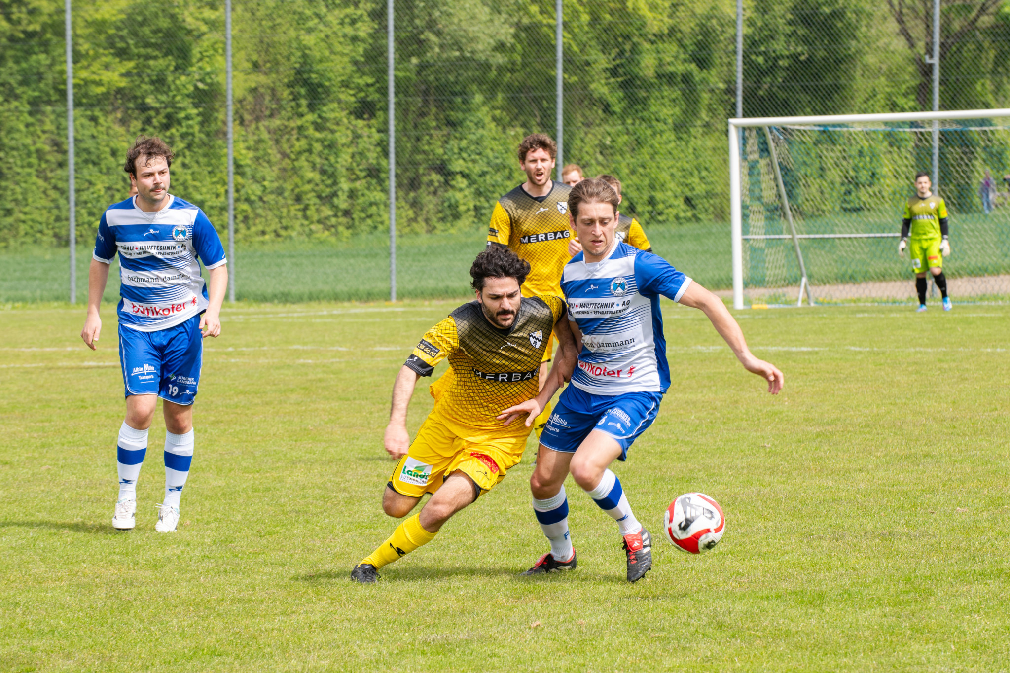 Fussball 3. Liga, FC Neftenbach (blau) - FC Raeterschen (gelb)
Gelb, Nr. 8: Danilo Racca gegen
Blau, Nr. 6: Lukas Ruefenacht