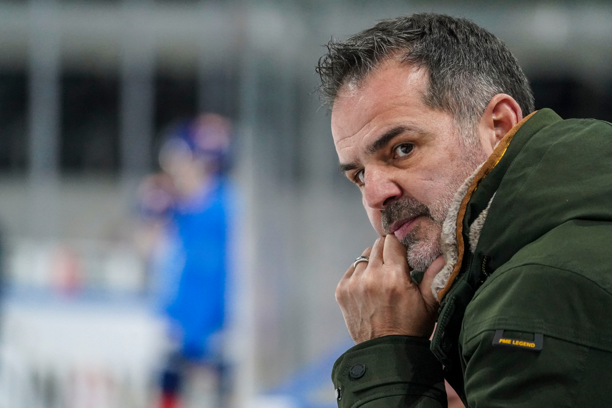 ZSC Lions Sportchef Sven Leuenberger beobachtet nachdenklich das Eishockey-Training der ZSC Lions in Zürich.
