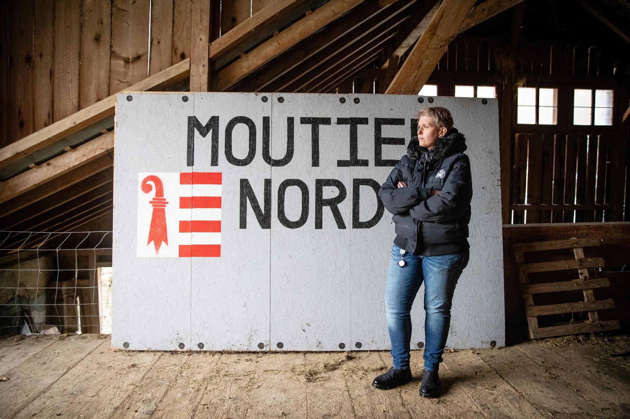 Orianne Grimm und die Barrikade, mit der die Béliers die Zufahrt zu ihrem Haus blockierten. 