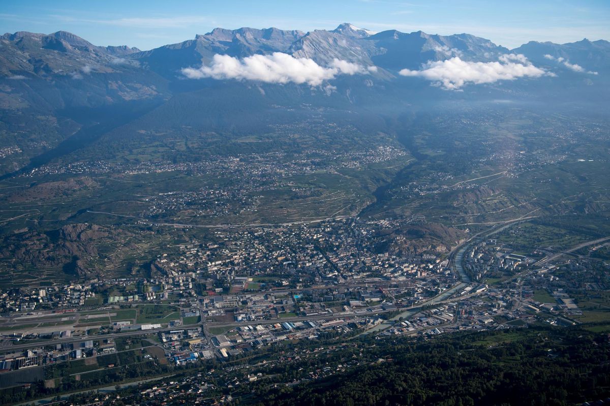Pour commander une carte d’identité ou un passeport biométrique , il ne sera plus nécessaire de se rendre à Sion. Un centre  va voir le jour à Viège et un autre dans le Bas-Valais.