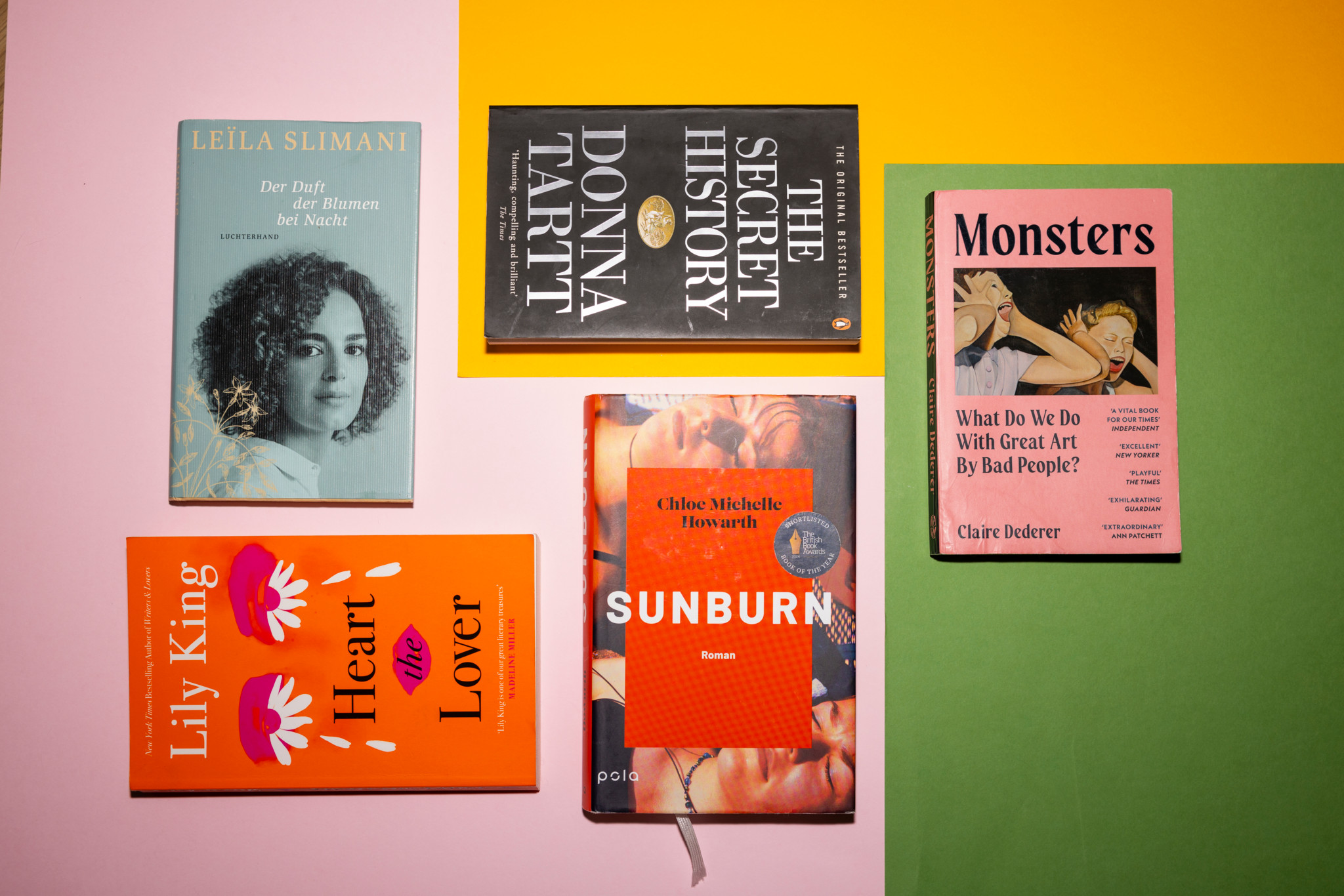 Fünf Sommerbücher auf farbigem Hintergrund: Leila Slimani, Donna Tartt, Lily King, Chloe Michelle Howarth «Sunburn» und Claire Dederer «Monsters».