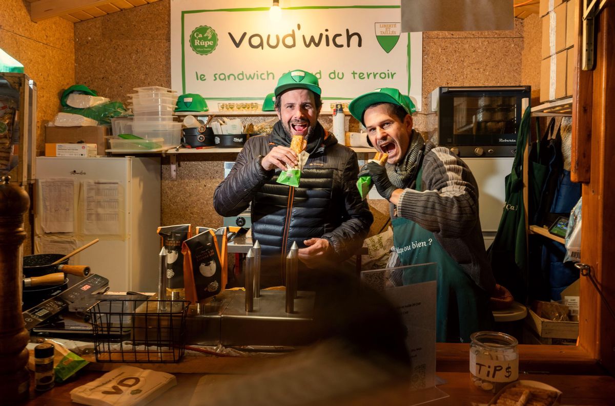 Fabrice Clément co-fondateur de ça Rûpe et Fabien Cottet au fourneau sur leur stand à la place de l’Europe au marché de Bô Noël à Lausanne.
