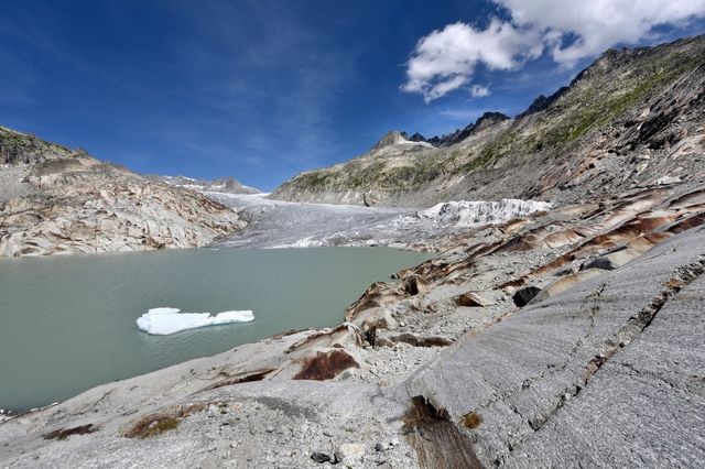 Situé à 2250 mètres d'altitude, la langue du glacier du Rhône recule chaque année laissant place à un désert de rochers.