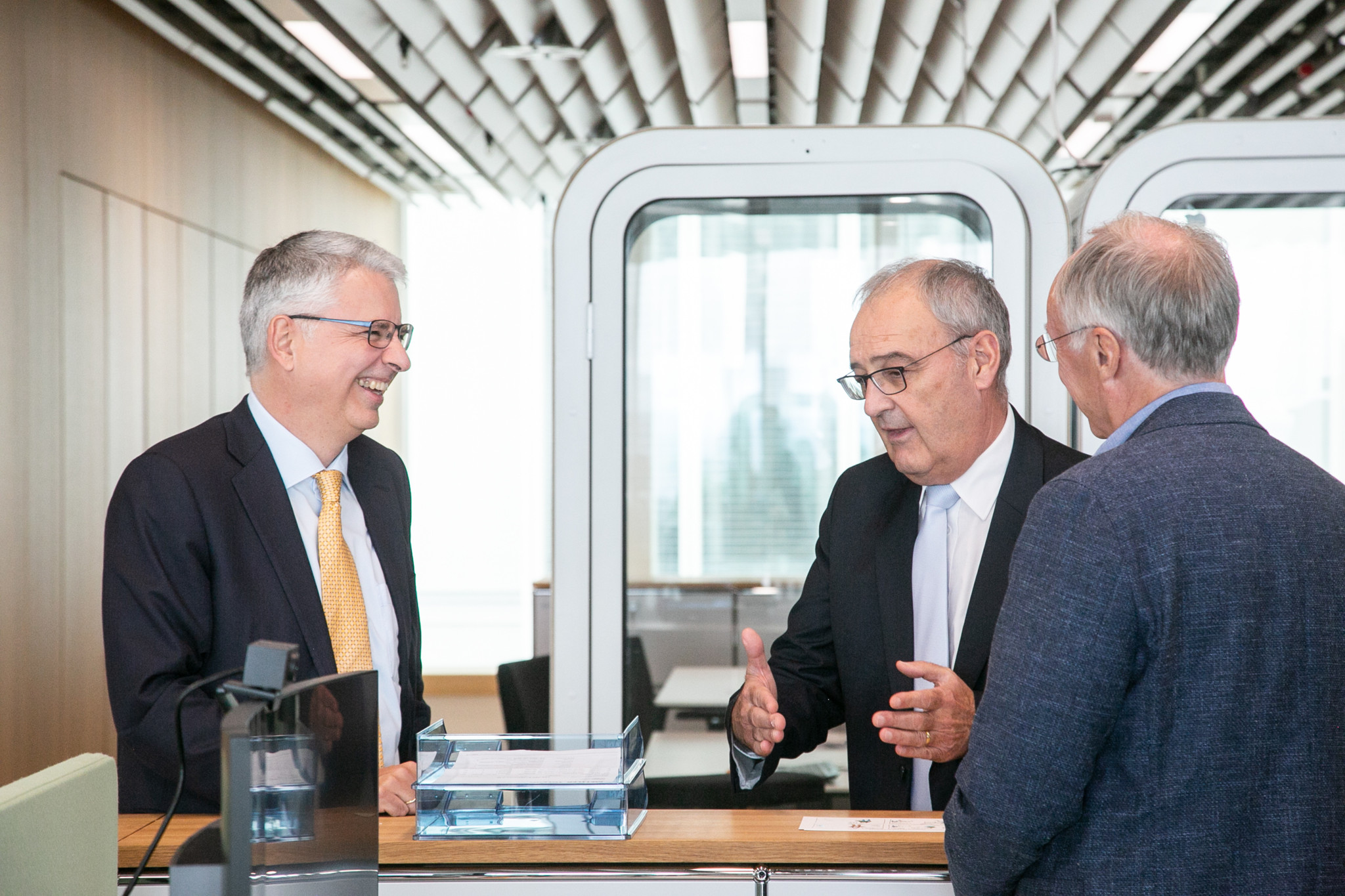 Guy Parmelin mit Severin Schwan und Thomas Schinecker in einem BÃ¼ro im Roche Campus Basel, Bau 7, dem dritthÃ¶chsten GebÃ¤ude des Campus.