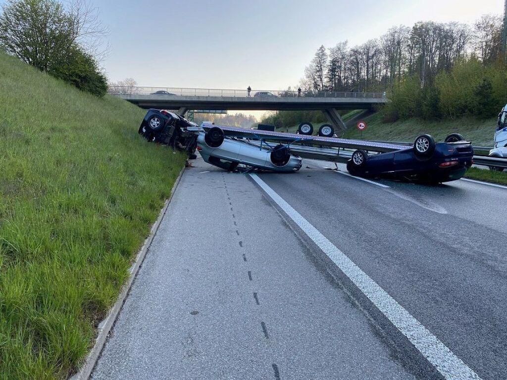 Un véhicule tractant une remorque avec deux voitures s’est renversé lundi peu avant 07h sur l’A12 à la hauteur de Matran (BE) en direction de Bulle (FR).