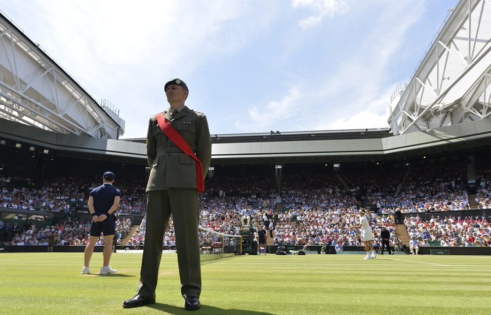 Kein Auge für Federer: Dieser Uniformierte hat andere Aufgaben.