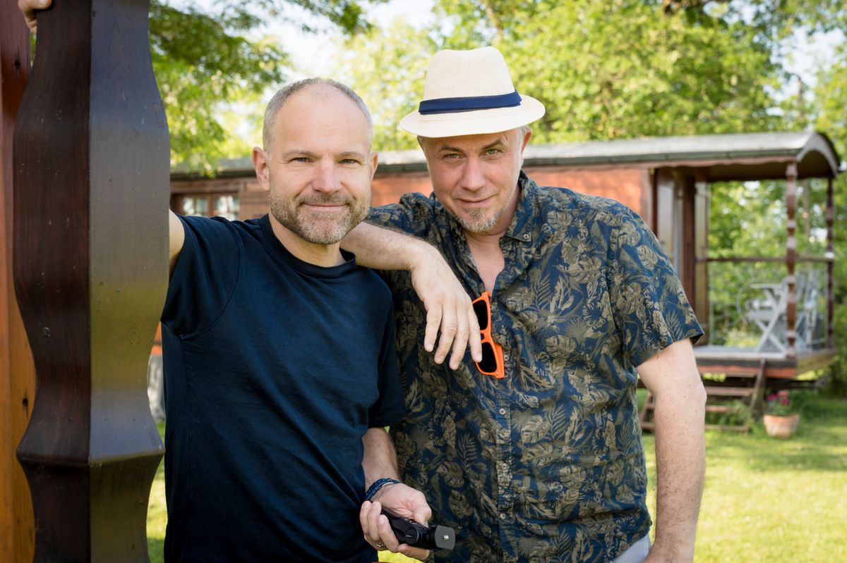 Nicolas Spuhler photographe et cameraman indépendant (à gauche) et Mikaël Magnin, musicien.