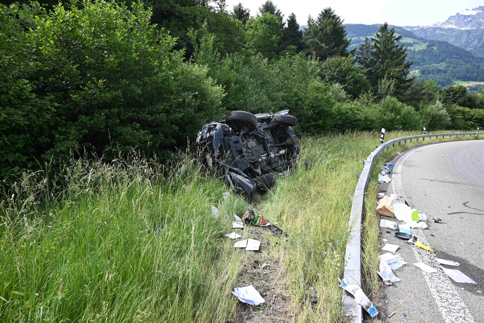 Selbstunfall bei Mels: Auto überschlägt sich auf A13