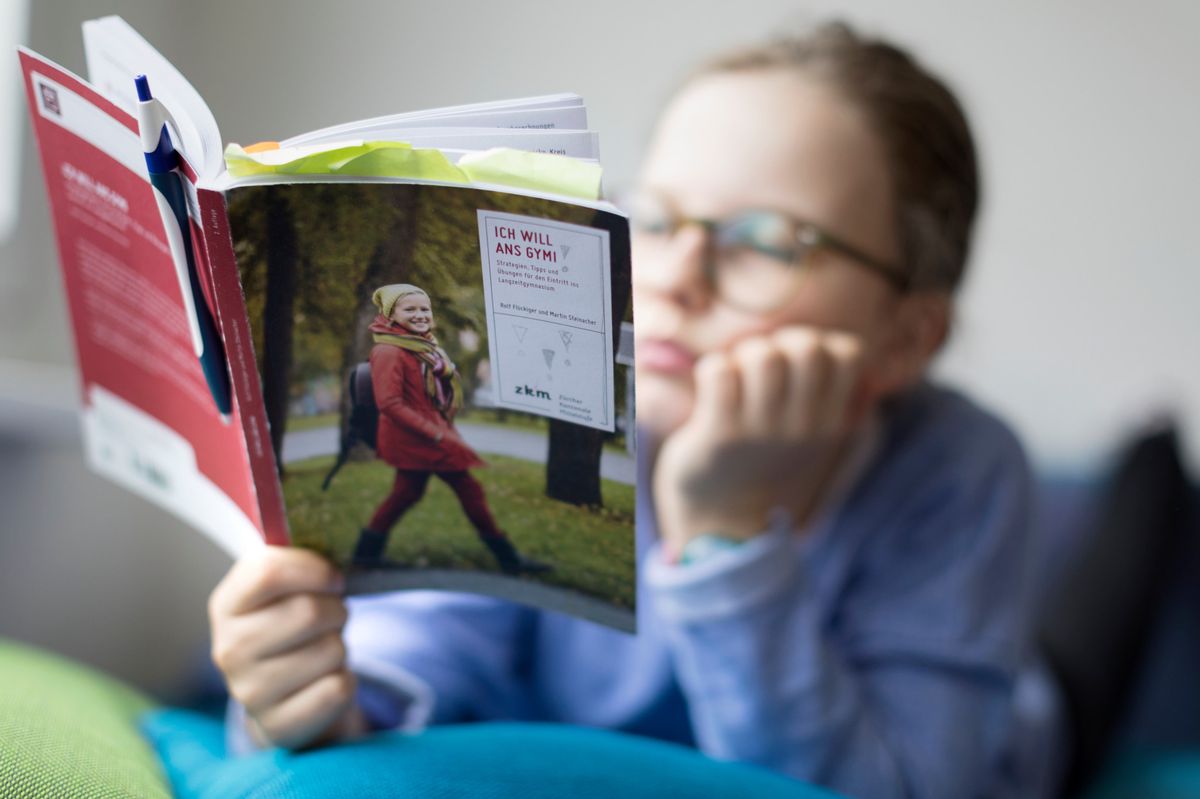 Ein 11 Jahrige Maedchen (6. Klasse) vorbereit sich am Mittwoch 1. Maerz 2017 auf die Lang Gymnasium Pruefung in Zuerich.
(KEYSTONE/Gaetan Bally)