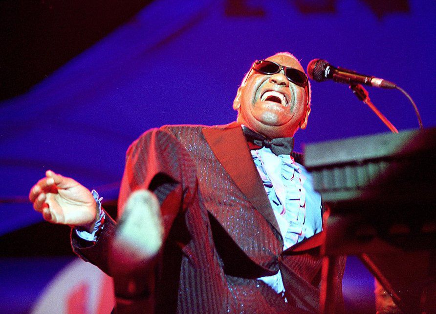 Ray Charles, alias «The Genius», est décédé le 10 juin 2004 d'une maladie du foie.