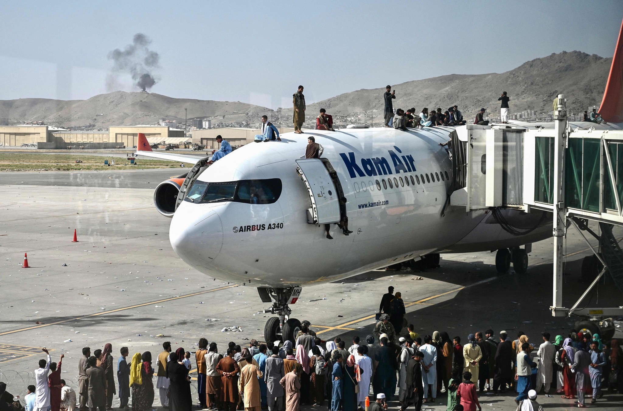 Tausende von Afghaninnen und Afghanen drängten am 16. August 2021 auf den Flughafen in Kabul, um den gefürchteten Taliban zu entkommen. Rund 390 Deza-Mitarbeitende und ihre Familienangehörigen wurden in diesen Tagen evakuiert.