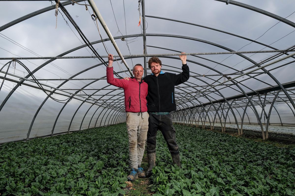 Jérôme Badollet (à droite), maraîcher, est l’employeur de Blerim Haziri, contraint de quitter le territoire.