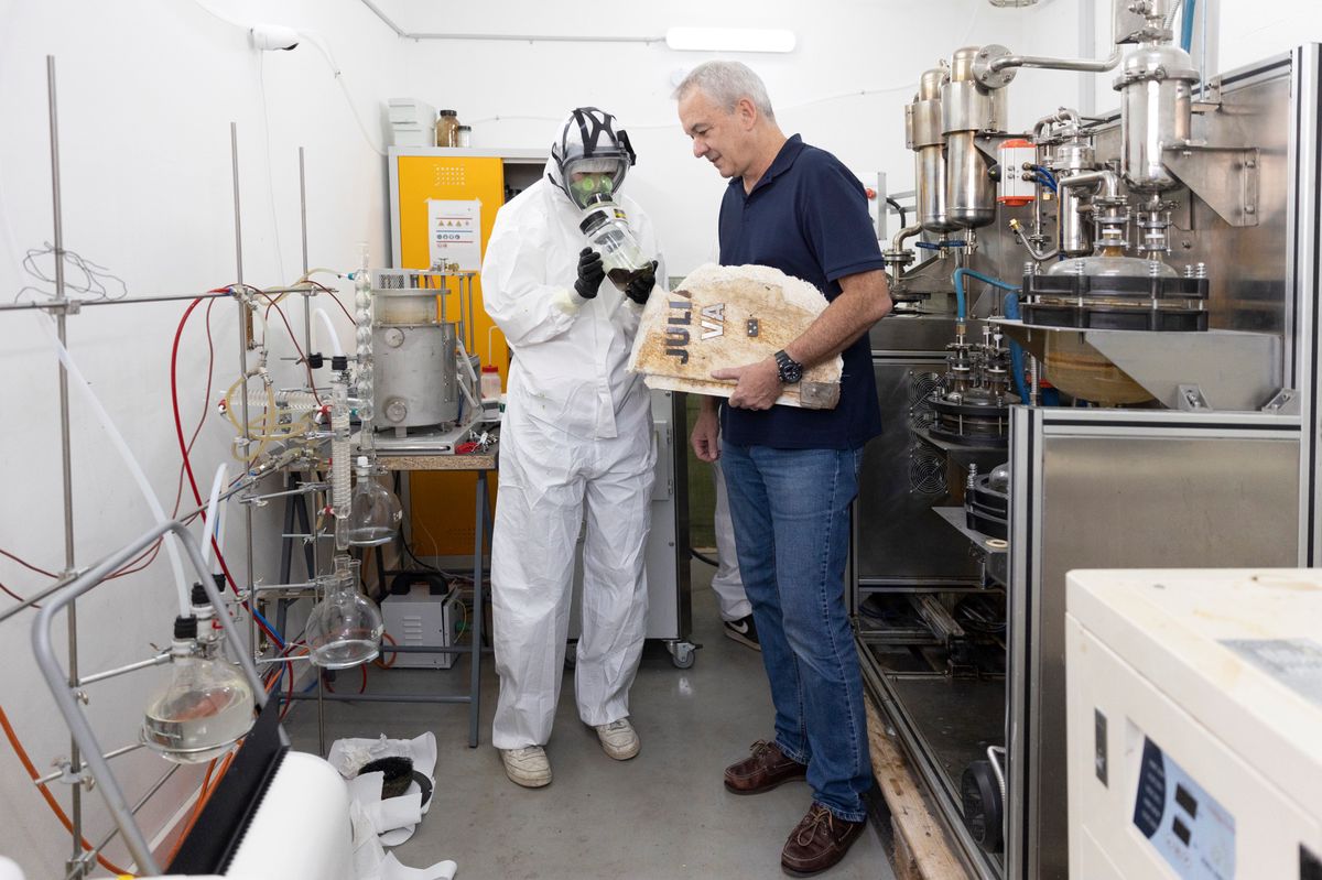 Ecublens , le 28 septembre 2023. Composite Recycling recycle les matériaux en fibre de verre des bateaux . Guillaume Perben, fondateur, dans le Pyroliseur. (24heures/Odile Meylan)