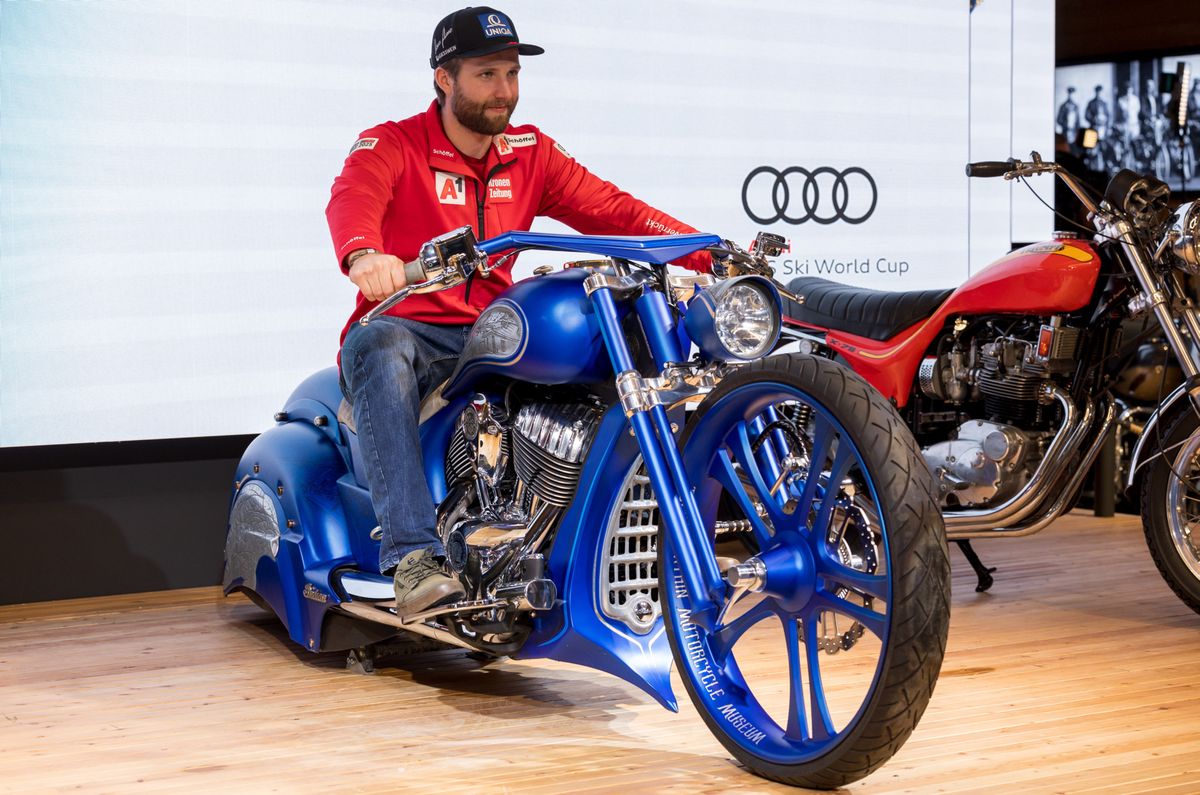 ABD0099_20231117 - HOCHGURGL - ÖSTERREICH: Marco Schwarz (AUT) am Freitag, 17. November 2023, während einem Ski Austria Medientermin vor dem Slalom der Männer im TOP Mountain Motorcycle Museum Crosspoint in Hochgurgl. - FOTO: APA/EXPA/JOHANN GRODER