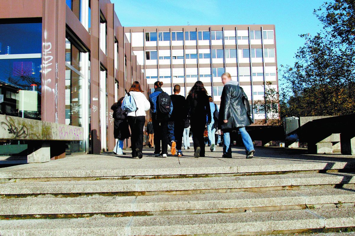 Élèves entrant dans un bâtiment scolaire à Genève, dans le cadre d’un reportage sur le respect à l’école, Cycle d’Orientation.
