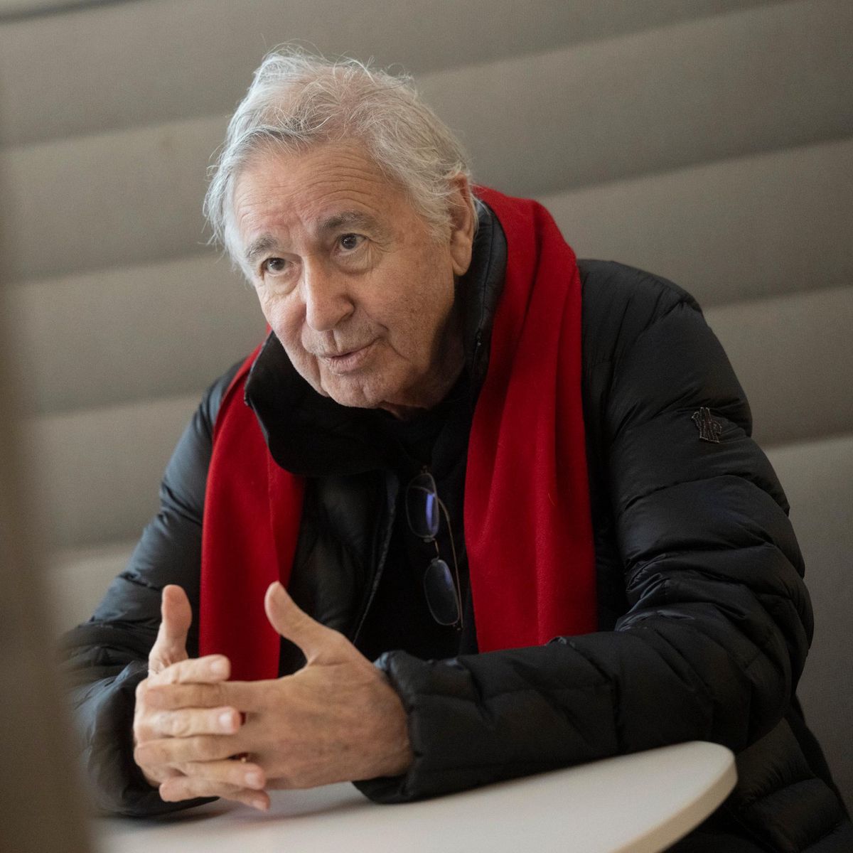 Le célèbre architecte suisse Bernard Tschumi pendant l'interview à l'intérieur du Carnal Hall, bâtiment qu'il a réalisé pour l'Institut Le Rosey à Rolle . ©Florian Cella/24H