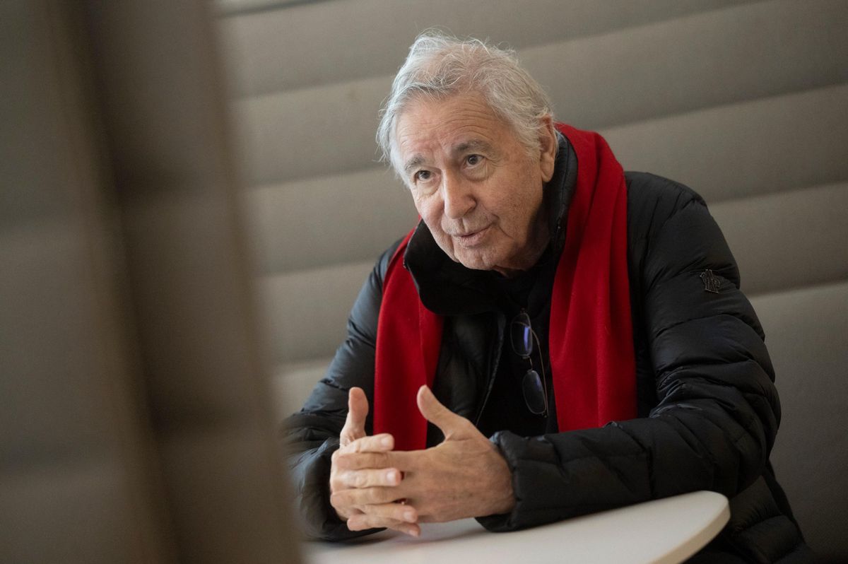 Le célèbre architecte suisse Bernard Tschumi pendant l'interview à l'intérieur du Carnal Hall, bâtiment qu'il a réalisé pour l'Institut Le Rosey à Rolle . ©Florian Cella/24H