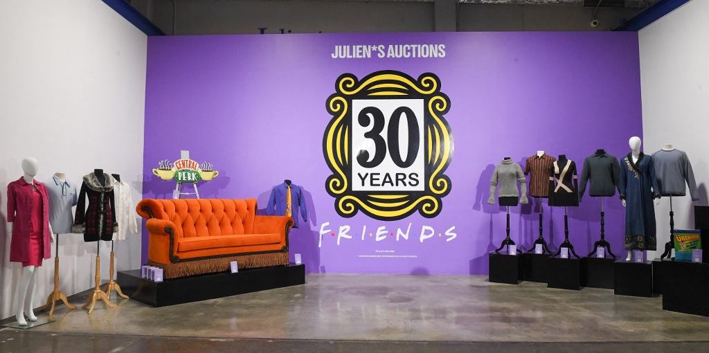 Costumes et accessoires de la série télévisée comique 'Friends' exposés avant la vente aux enchères de Julien's 'Friends: The One With The 30th Anniversary Auction' à Gardena, Californie, le 16 septembre 2024.