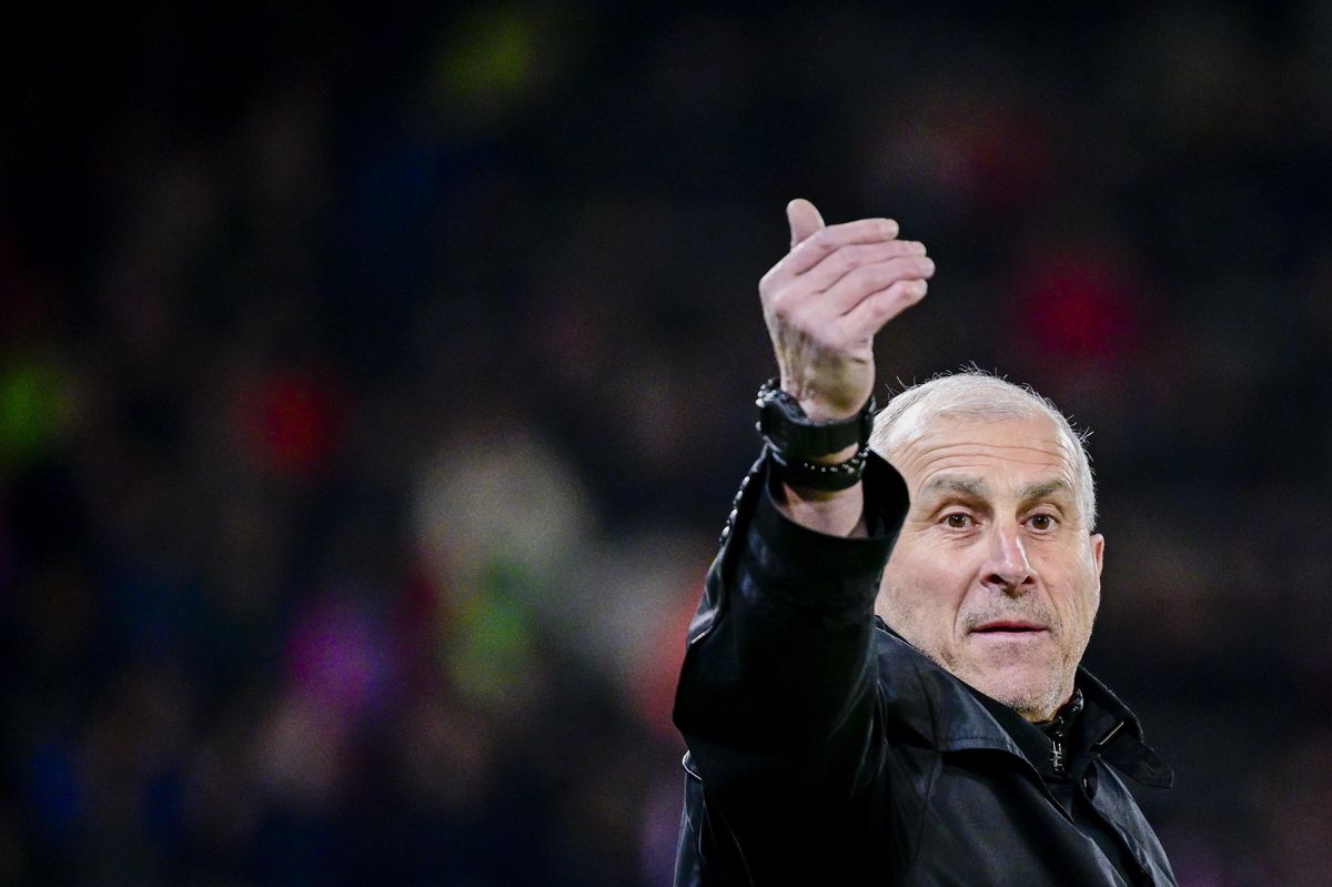 Alain Casanova semble indiquer à ses joueurs la direction à suivre. Le coach du LS est convaincu que le sauvetage de la lanterne rouge peut encore réussir.