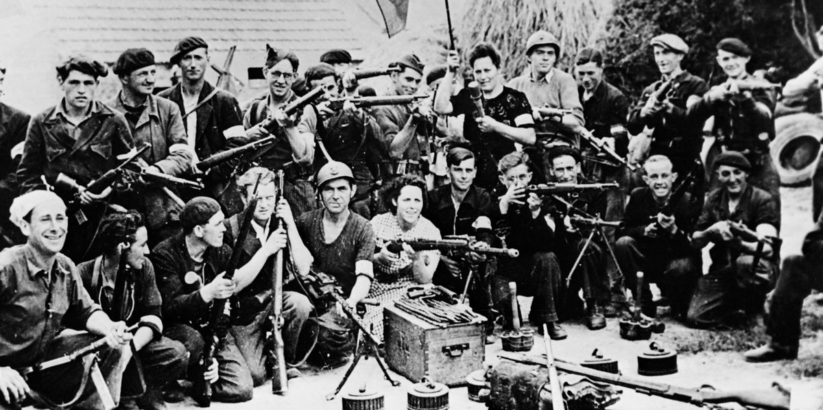 Le genevois Charles Angst. Apprenti de banque, puis agent de banque à Londres en 1940, il rejoint les Forces françaises libres (FFL) en Afrique du Nord (Syrie, Égypte, Algérie) en 1941. Il est arrêté lors de son retour à Genève en 1945 et condamné à un mois de prison.