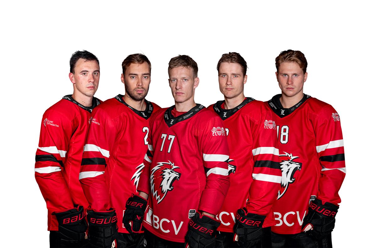Cinq joueurs du Lausanne HC prennent la pose.