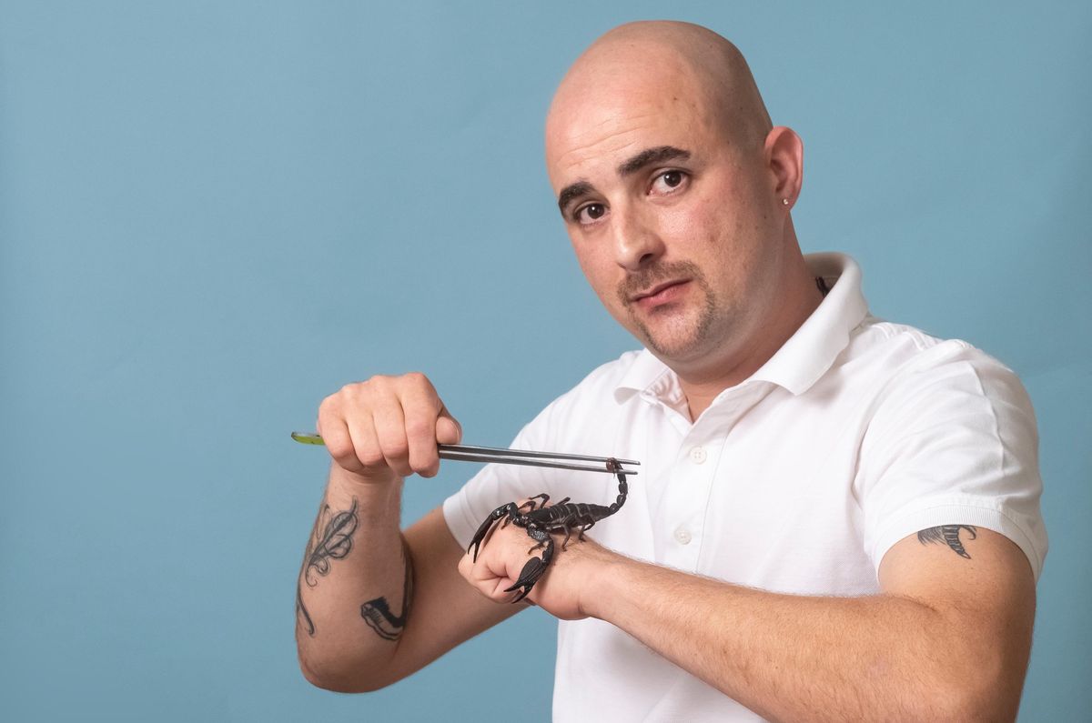 Vincent Vagnière manipulant un scorpion avec des pinces à Lucens, accompagné d'équipements pour extraire le venin, le 17 octobre 2024.