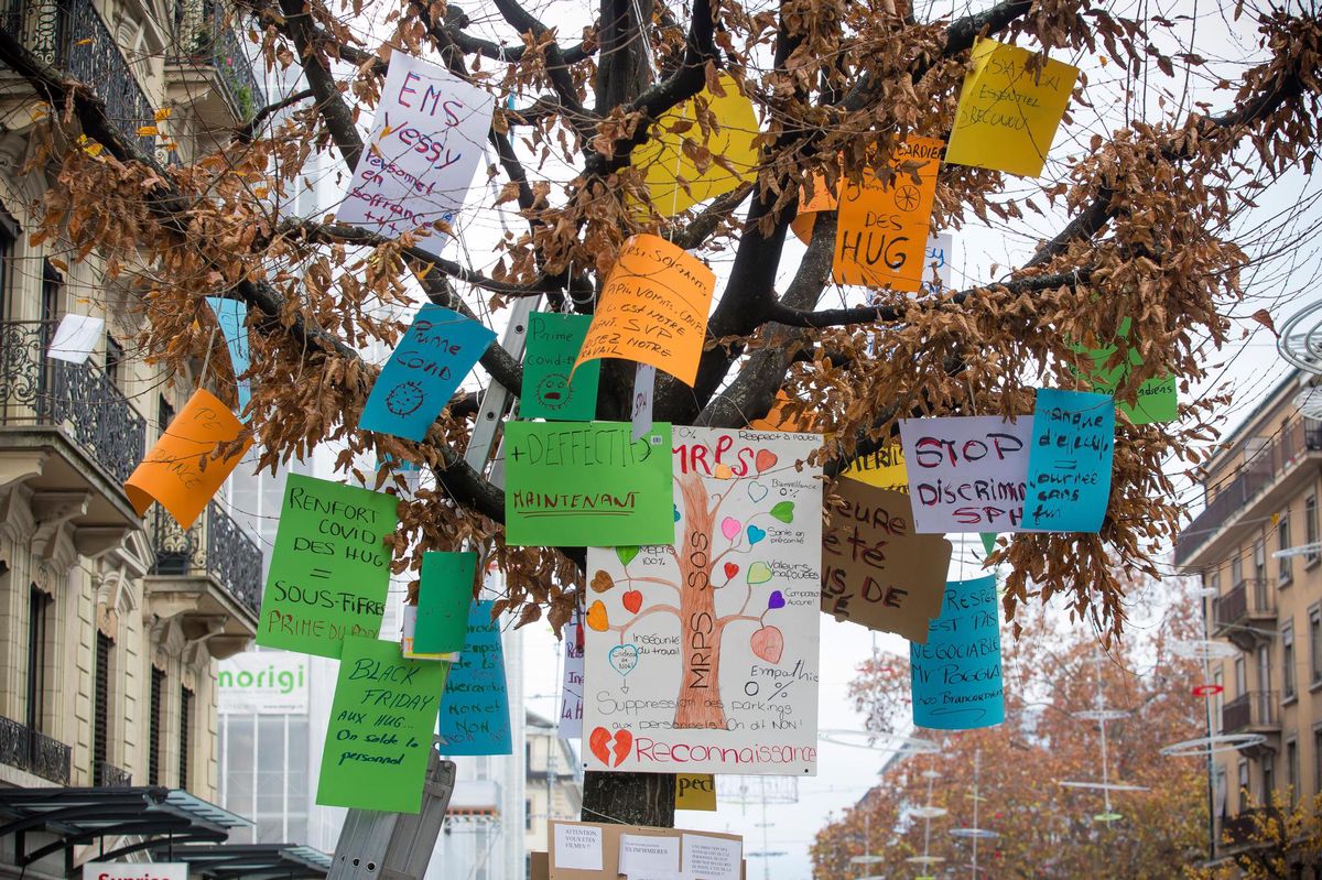 Les employés du secteur de la Santé ont accroché leurs revendications aux  branches d’un arbre de la zone piétonne de la rue du Mont-Blanc.