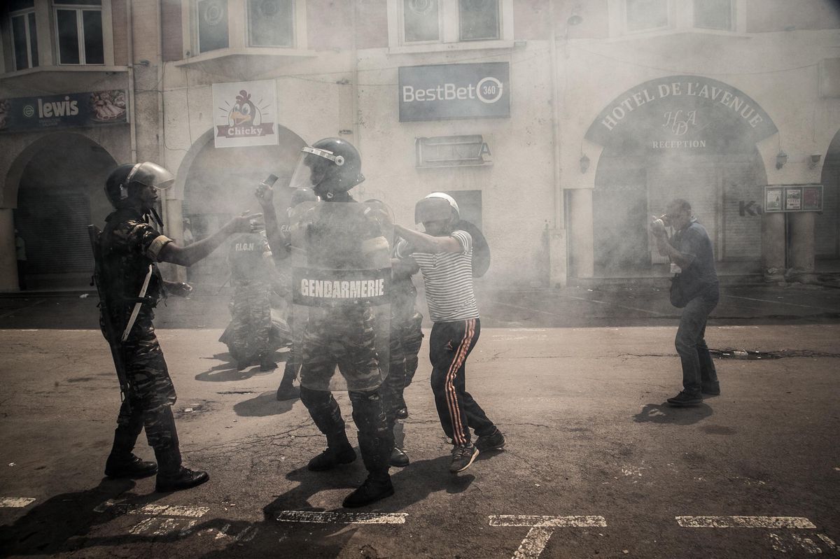 According to the source of the gendarmerie at the scene, at least 500 people disembarked, some 