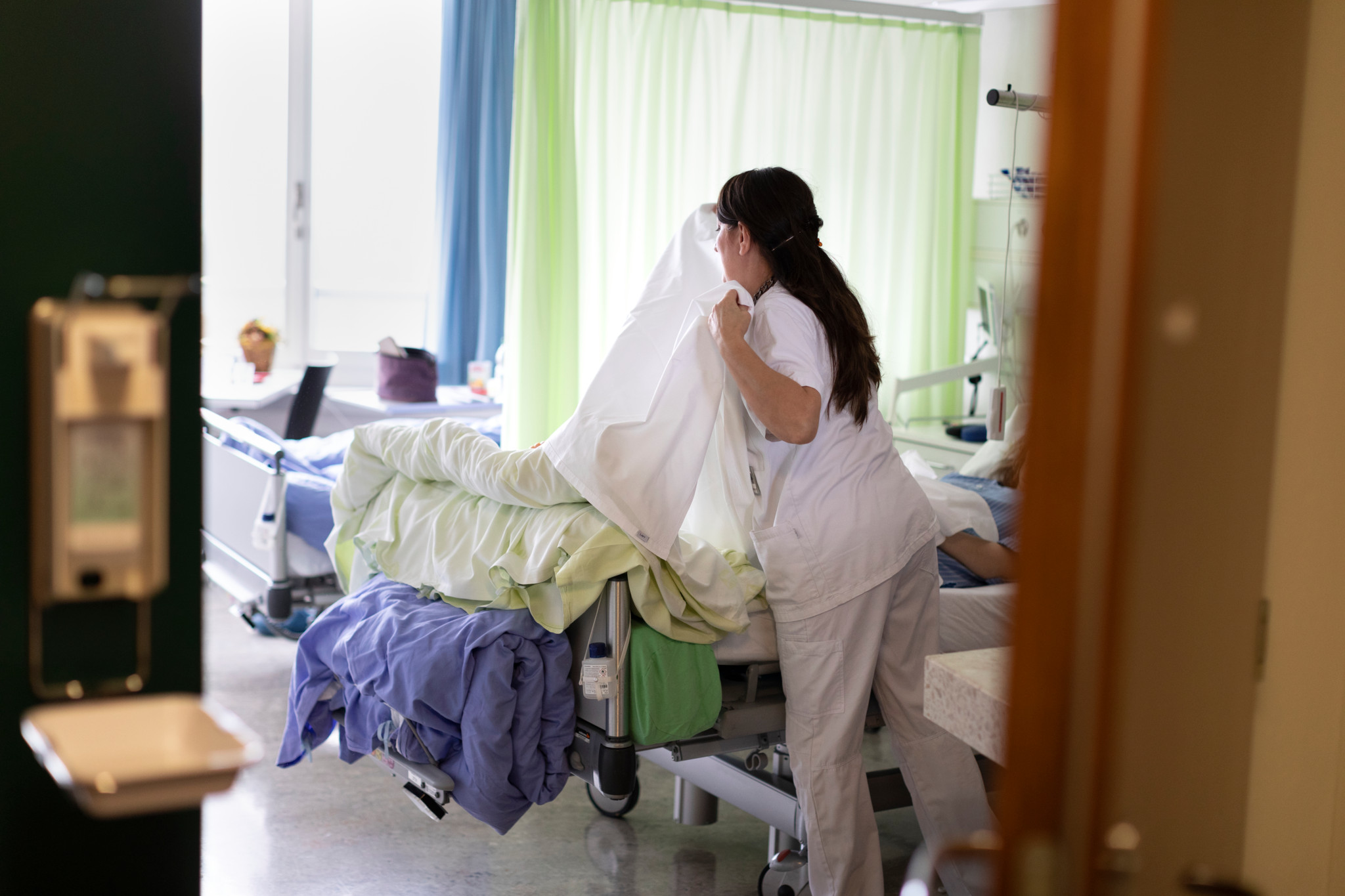 Ein Pflegefachfrau spricht mit eine Patientin im Inselspital neurochirurgische Abteilung, fotografiert am 21. November 2018 in Bern.
(KEYSTONE/Gaetan Bally)  
