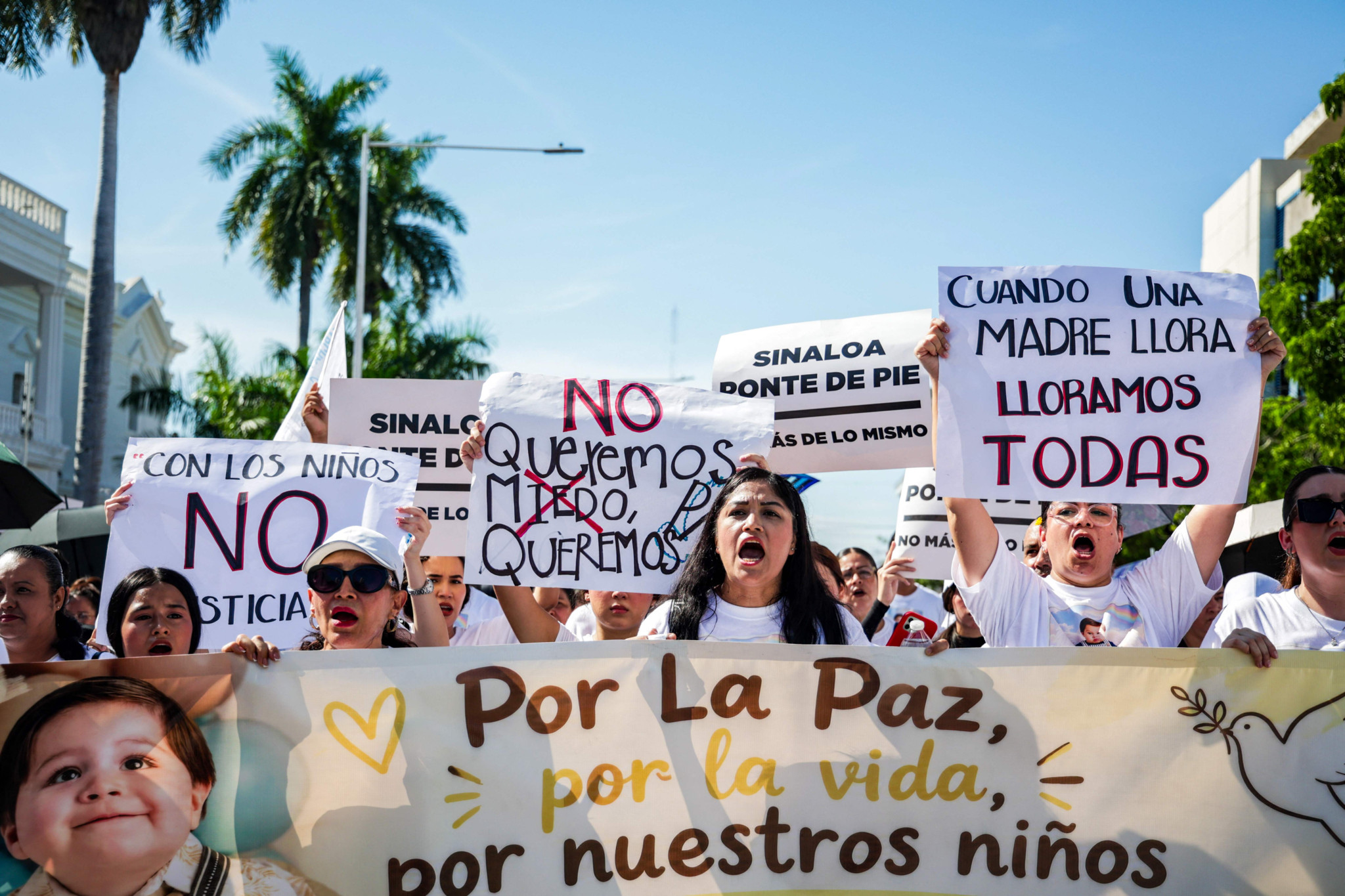 Violence au Sinaloa: Des milliers de Mexicains marchent contre la guerre des cartels