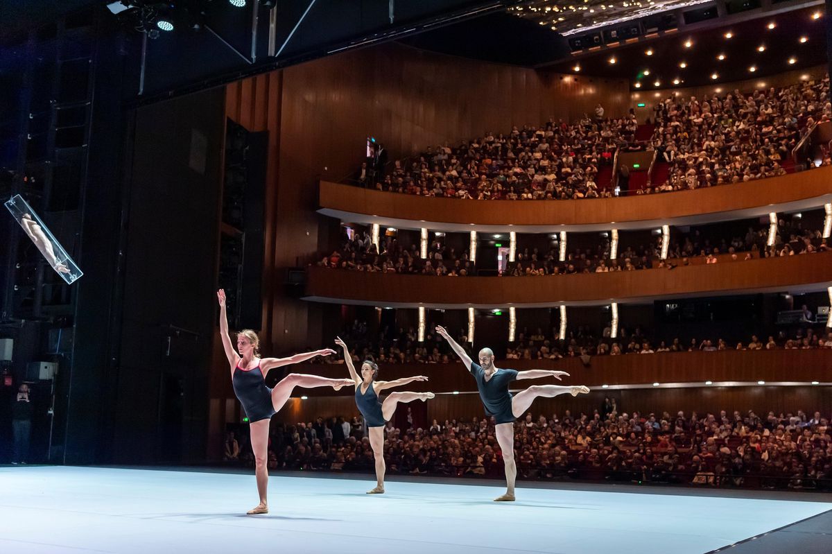 Des danseurs dansent lors d'une repetion publique du Ballet du Grand Theatre "Entre reel et illusion theatrale (Kylian / Foniadakis), afin de marquer la reouverture du Grand Theatre, une journee portes ouvertes est organisee, la scene lyrique ouvre ses portes en grand avec une manifestation gratuite, l'occasion de celebrer l'importante renovation des trois dernieres annees, ce samedi 23 mars 2019 a Geneve. (KEYSTONE/Martial Trezzini)