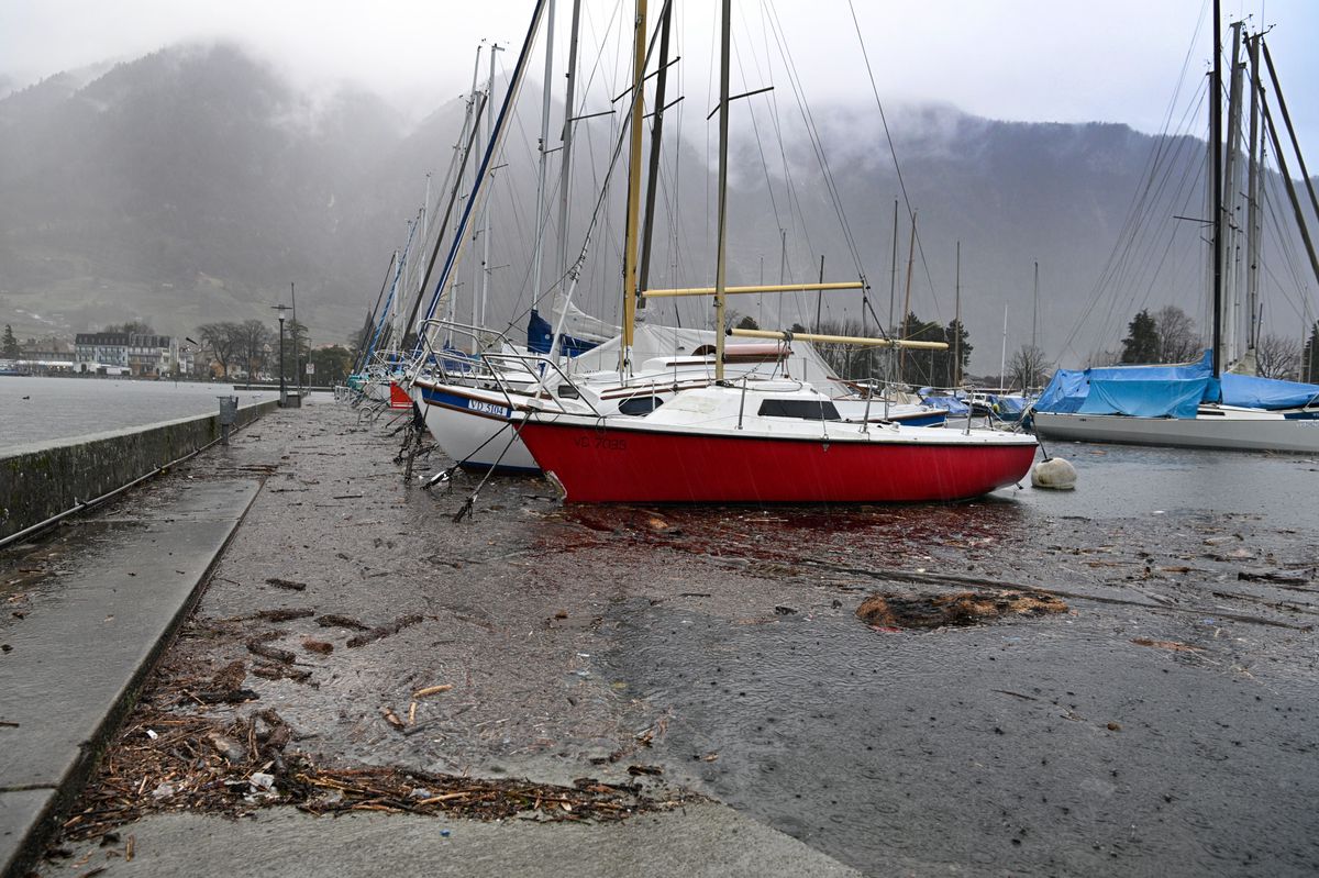 Villeneuve, le 13  décembre 2023.  Les fortes précipitations de ses derniers jours font monter le niveau d'eau du lac. Dans le port de Villeneuve, le lac s'apprête à déborder.  24HEURES/Chantal Dervey