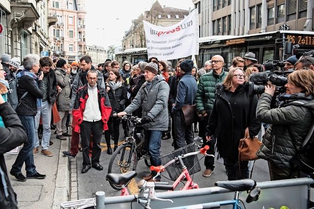 Des dizaines de journalistes de l'ATS ont manifesté à Berne contre les suppressions d'emplois annoncés par la direction.