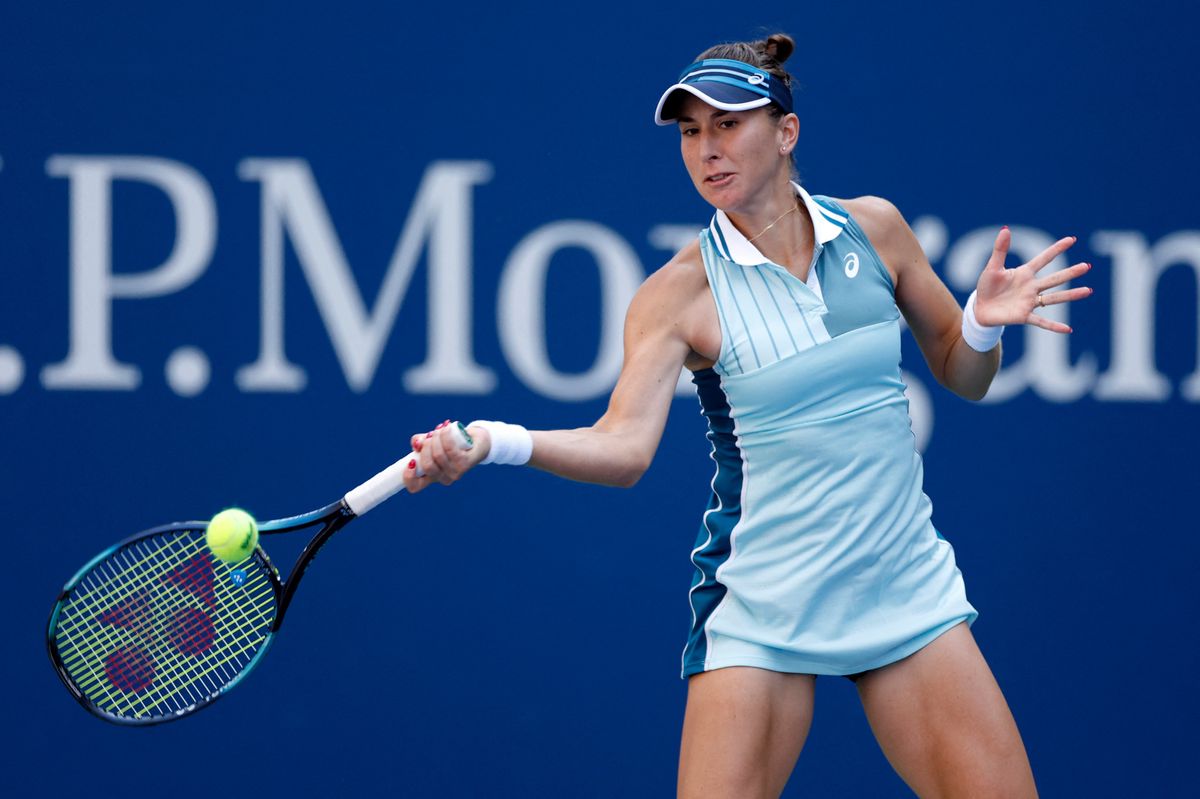 NEW YORK, NEW YORK - SEPTEMBER 03: Belinda Bencic of Switzerland returns a shot against Sorana Cirstea of Romania during their Women Singles Fourth Round match on Day Seven of the 2023 US Open at the USTA Billie Jean King National Tennis Center on September 03, 2023 in the Flushing neighborhood of the Queens borough of New York City.   Sarah Stier/Getty Images/AFP (Photo by Sarah Stier / GETTY IMAGES NORTH AMERICA / Getty Images via AFP)