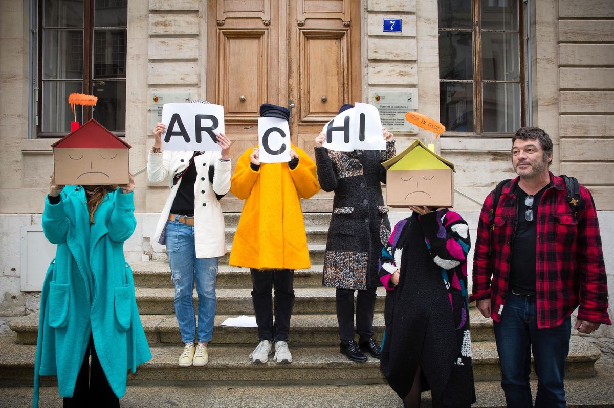 Genève, le 31 octobre 2024.
Place de la Taconnerie.
Les jeunes architectes déposent une pétition/résolution devant le département de l'économie de Delphine Bachmann.
©Frank Mentha