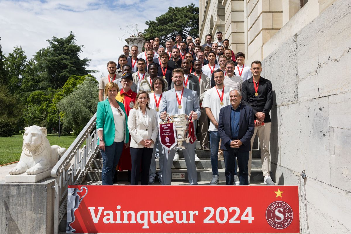 Photo officielle du protocole, lors de la reception par les autorites de la ville de Geneve des joueurs et du staff du SFC apres la victoire dans la finale de la coupe suisse entre le Servette FC et le FC Lugano, le lundi 3 juin 2024 au Stade de Geneve, a Geneve (Bastien Gallay / GallayPhoto)