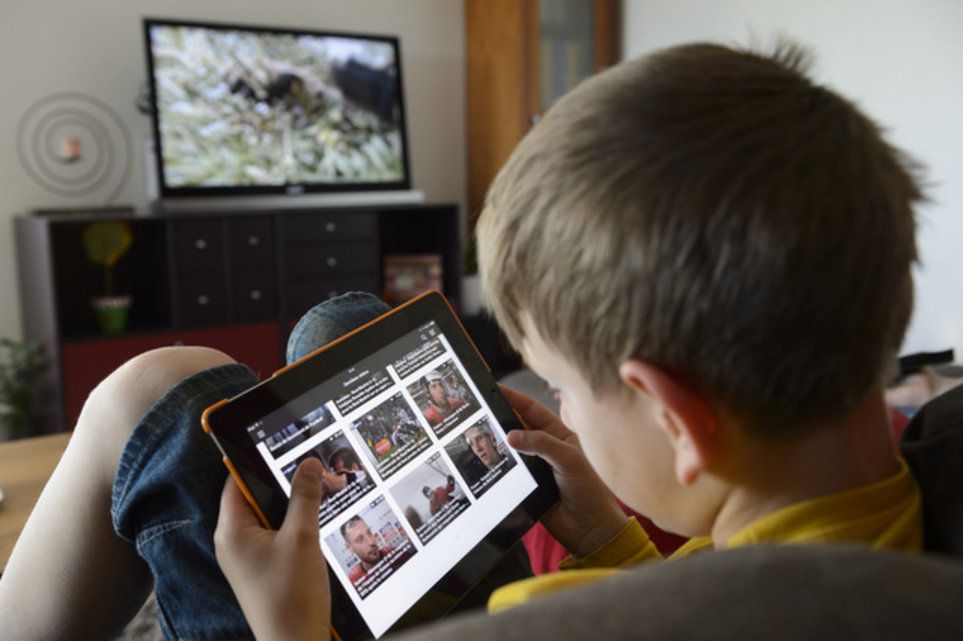 Actuellement, tout ménage et entreprise qui peut capter des programmes radio ou TV, y compris sur smartphone ou tablette doit payer la redevance. Dès 2019, celle-ci sera remplacée par une redevance générale de 365 francs par an.