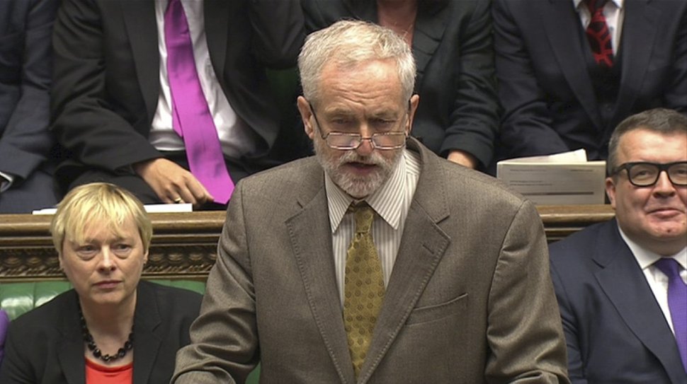 Fürs britische Parlament springt er gelegentlich über seinen eigenen Schatten und erscheint mit Anzug und Krawatte. Für seine Verhältnisse ist Corbyn auf diesem Bild top gekleidet.
