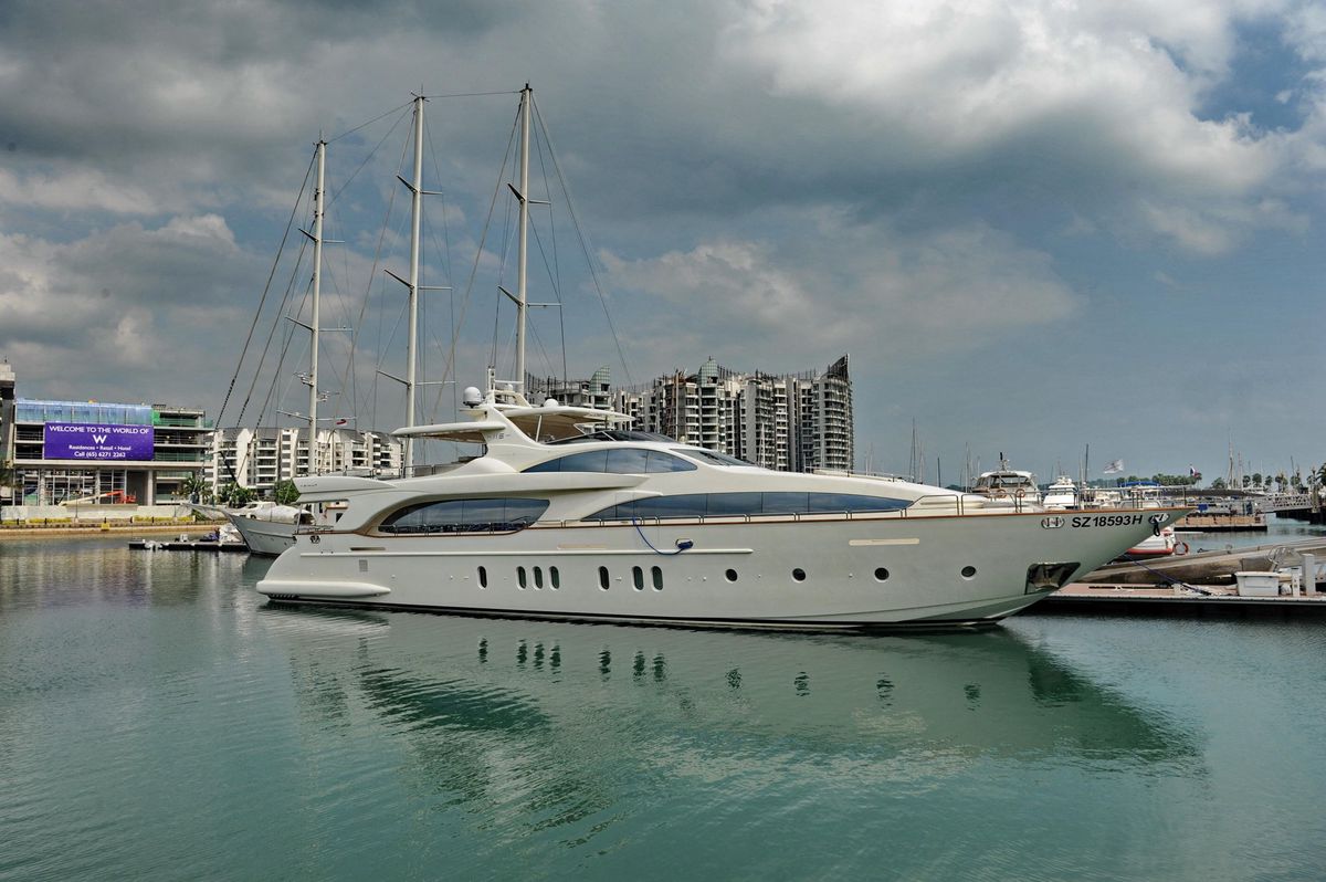 Superyacht amarré à la marina One Degree 15 sur l'île de Sentosa à Singapour, reflet du luxe pour les ultra-riches en Asie.