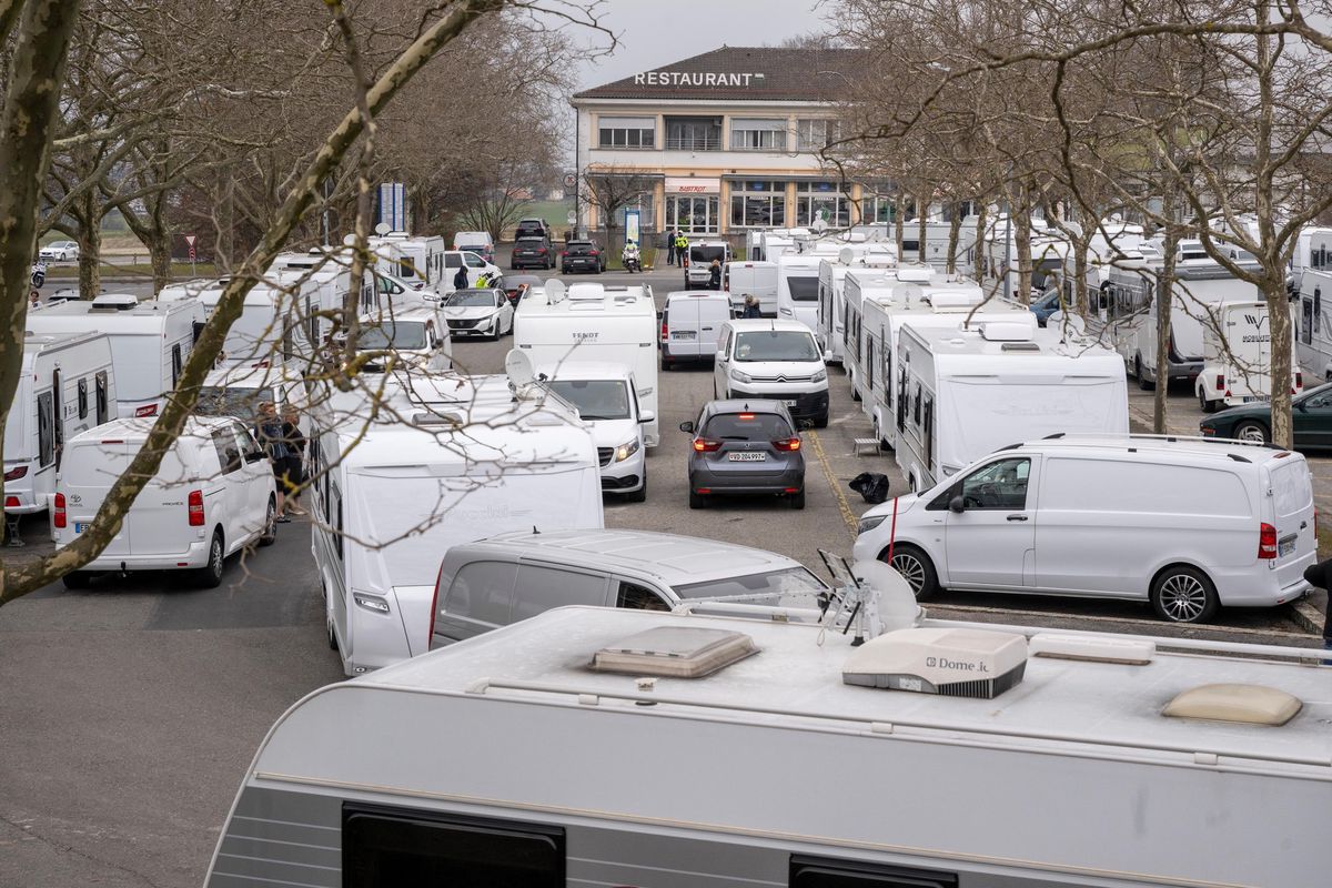 Le 1er mars, un groupe de gitans français s’est installé sur un parking de Romanel-sur-Lausanne, mais doit bientôt repartir en quête d’un nouvel espace à investir.